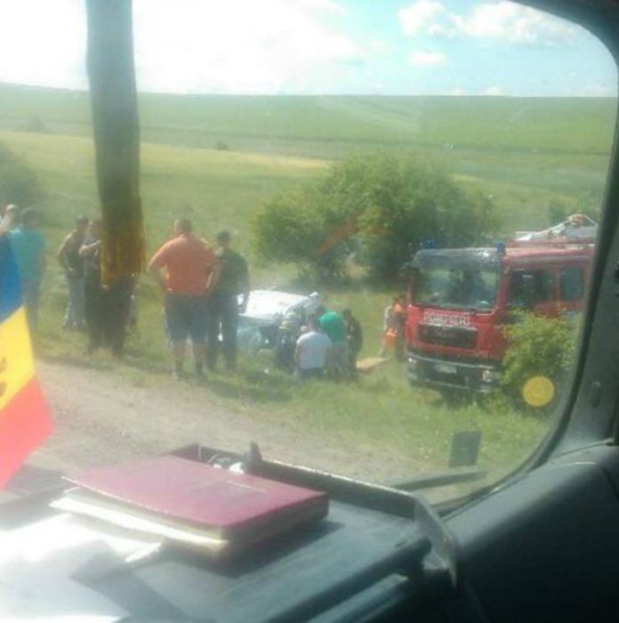 Accident grav: O maşină – în şanţ, iar un microbuz de rută avariat. Foto: stirilocale.md