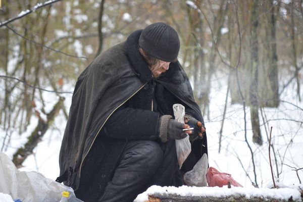 Frank Boorer, 45 de ani, un om al străzii care îşi căuta la un târg caritabil o haină groasă şi-a schimbat viaţa după ce şi-a întâlnit iubirea vieţii.