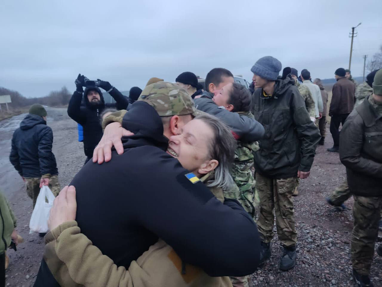 Украина сообщает о возвращении из плена 140 человек, Россия - 82.