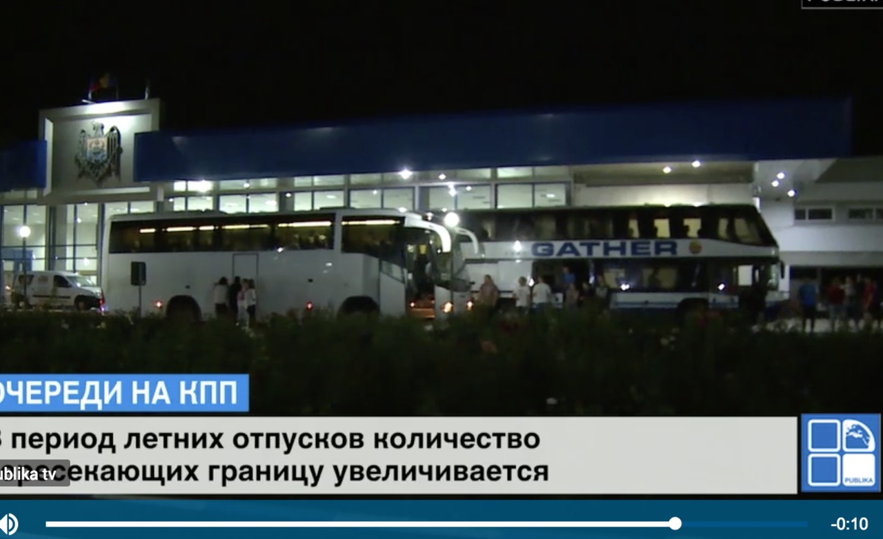 На семи КПП сегодня выстроились очереди, водителям и пассажирам пришлось долго ждать.