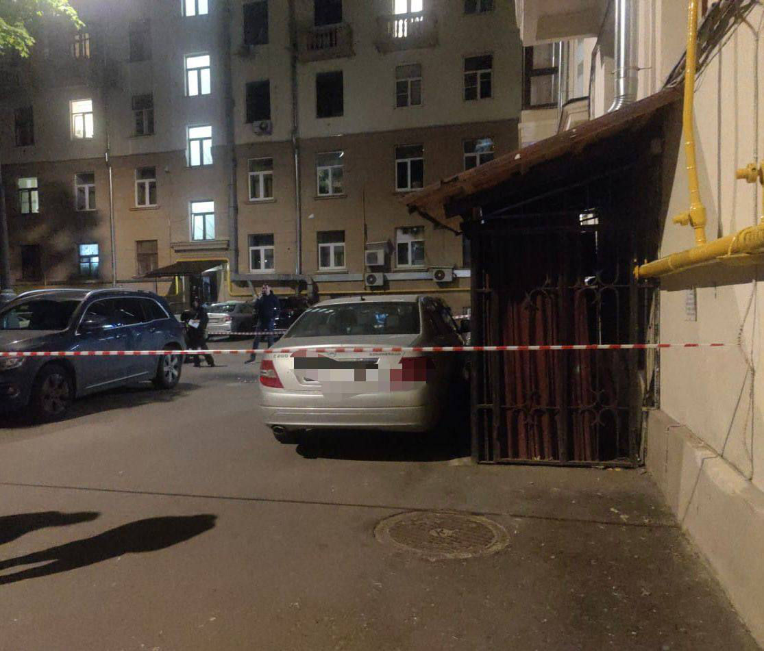 На Комсомольском проспекте в Москве неизвестный застрелил мужчину. 