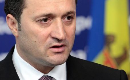 Politicianul a spus că nu le va lua apărarea şi îi va lăsa să se descurce singure. Foto: zdg.md