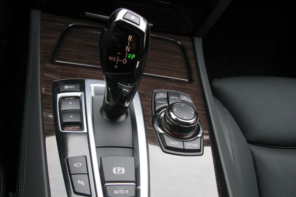 Toate maşinile vin echipate standard cu cutie manuală, ceea ce înseamnă că nu trebuie să plăteşti în plus pentru această dotare. Foto: eco.md