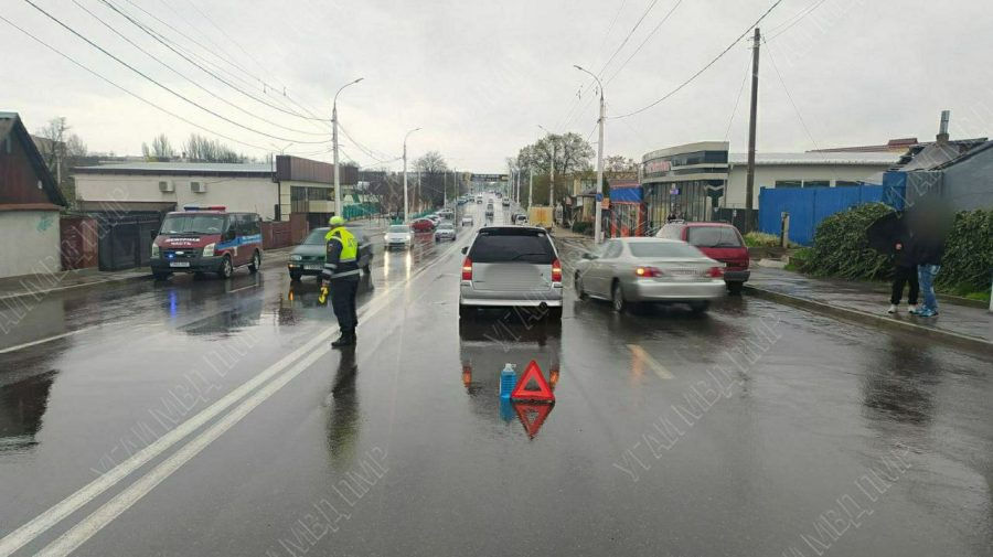 В Тирасполе машина сбила женщину, переходившую дорогу в неположенном месте.