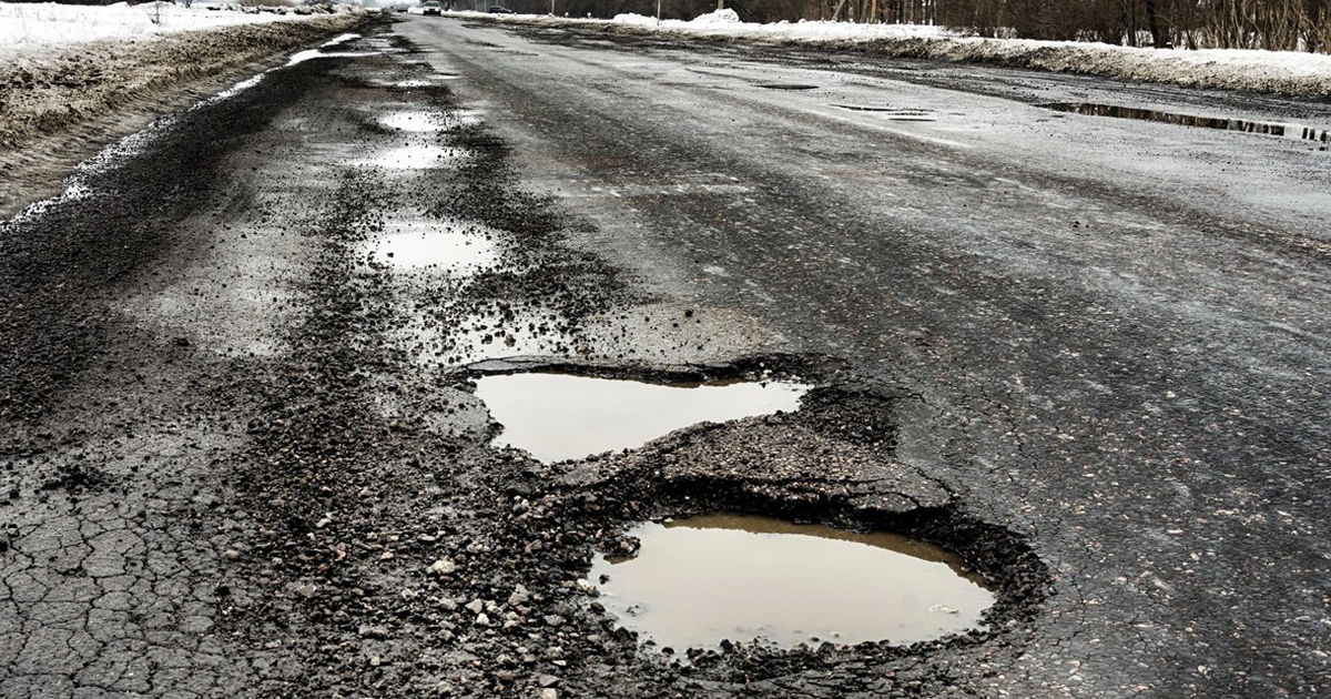 Înghețul, apa și camioanele: Administrația Națională a Drumurilor explică apariția gropilor.