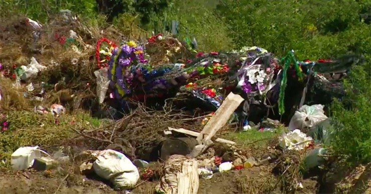 В Тирасполе на кладбище устроили свалку.