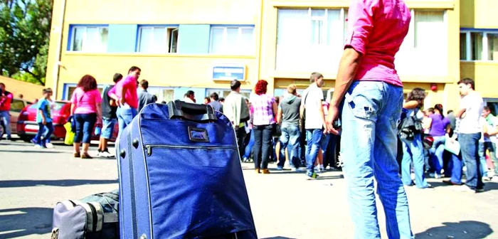 Высокая арендная плата за квартиры заставила многих студентов переехать в общежития.