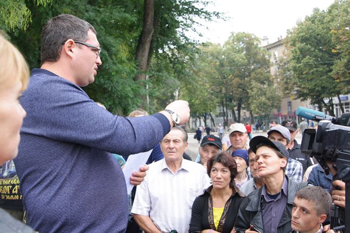 Встреча Усатого с митингующим завершилась овациями. Зарплату выдали прямо на площади перед мэрией.
