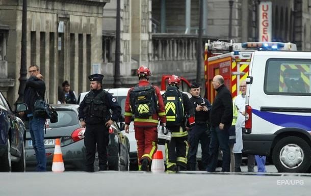 Во Франции требуют отставки главы МВД после убийства 4 полицейских.