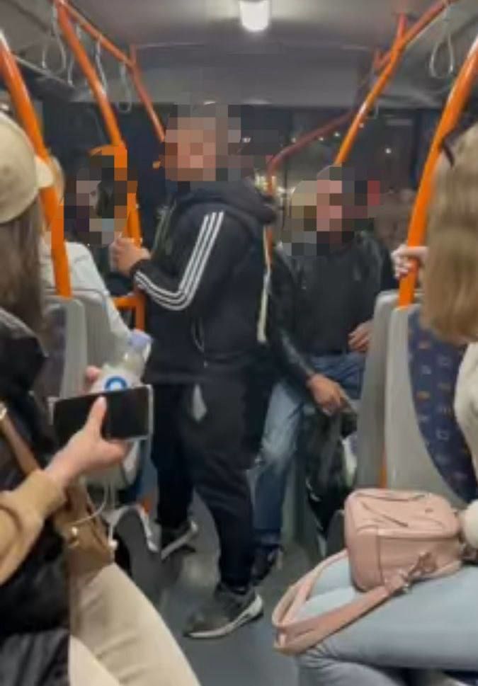 Мужчины, напавшие в троллейбусе на девушек из-за русского языка, найдены.