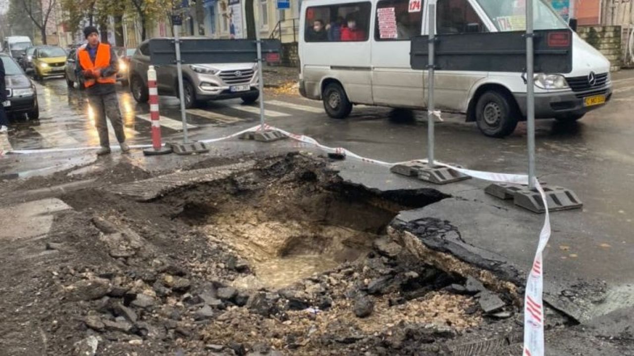 Яма на улице Александру чел Бун появилась из-за протечки трубы.