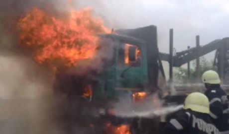 Un camion de mare tonaj, cuprins de flăcări la Ştefan Vodă. Foto: digi24.ro