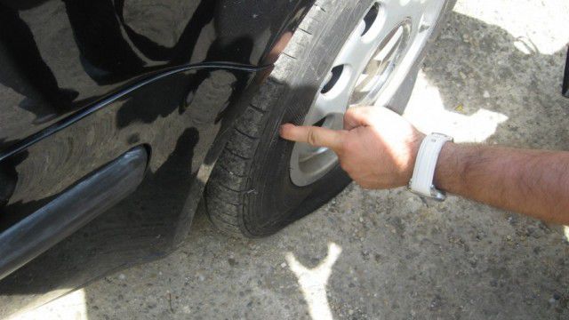 Doi indivizi au vandalizat un FIAT parcat pe strada Calea Orheiului din Sectorul Râșcani al Capitalei. Foto: viatalibera.ro