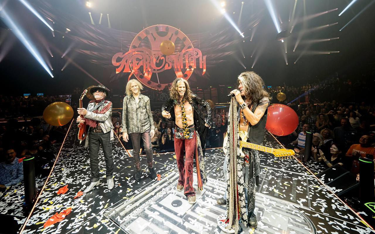 Рок-группа Aerosmith анонсировала прощальный тур после 50 лет на сцене.