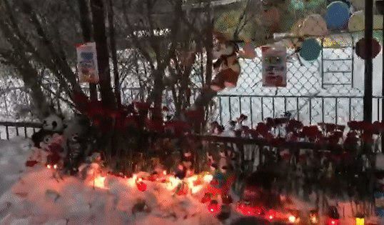 Россияне несут цветы и игрушки к детсаду, где убит мальчик.