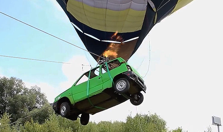 Rus amendat pentru că a legat mașina de un balon cu aer cald. Foto: captură video