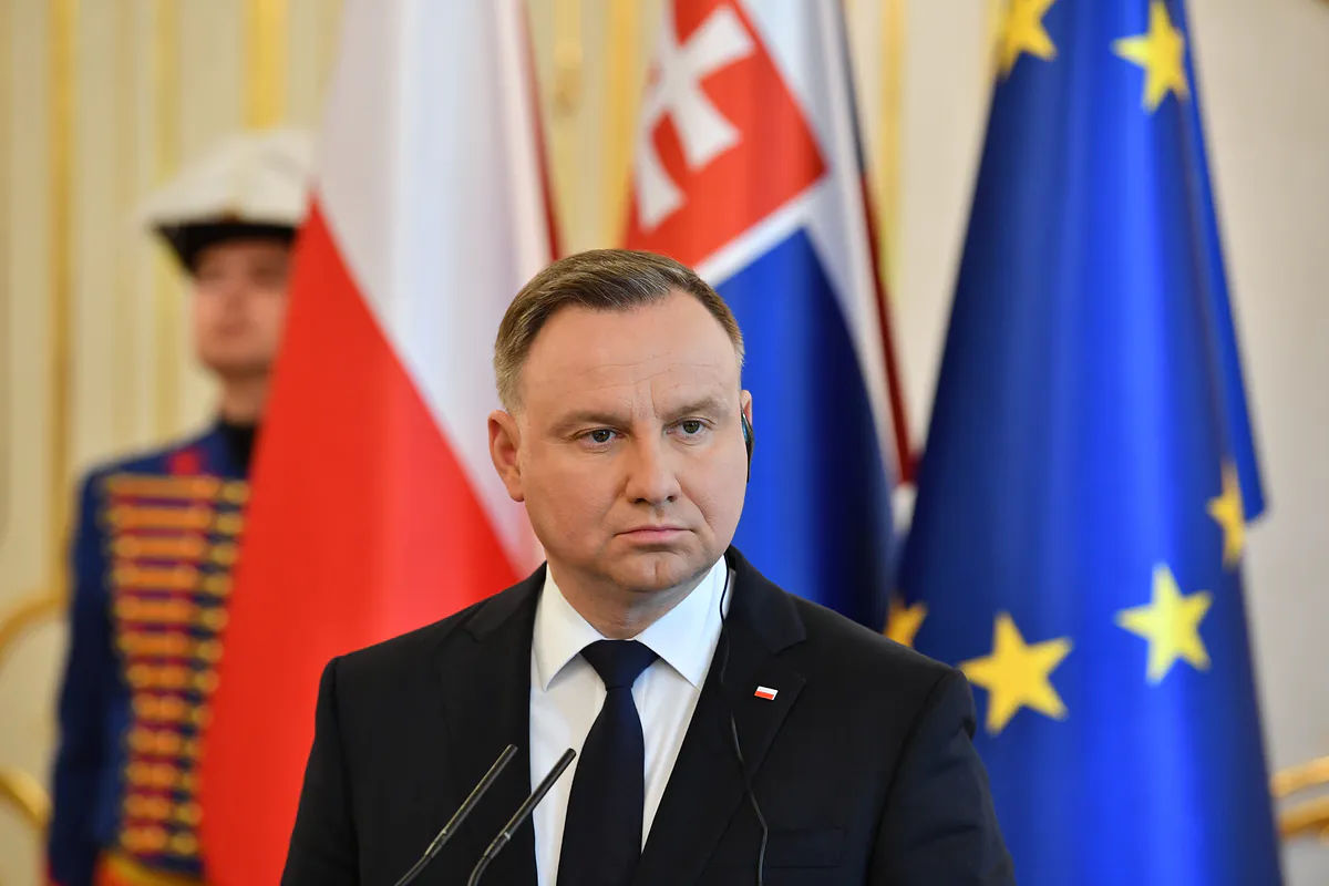 Президент Польши заявил, что Россию нужно принудить выплатить компенсации Украине.
