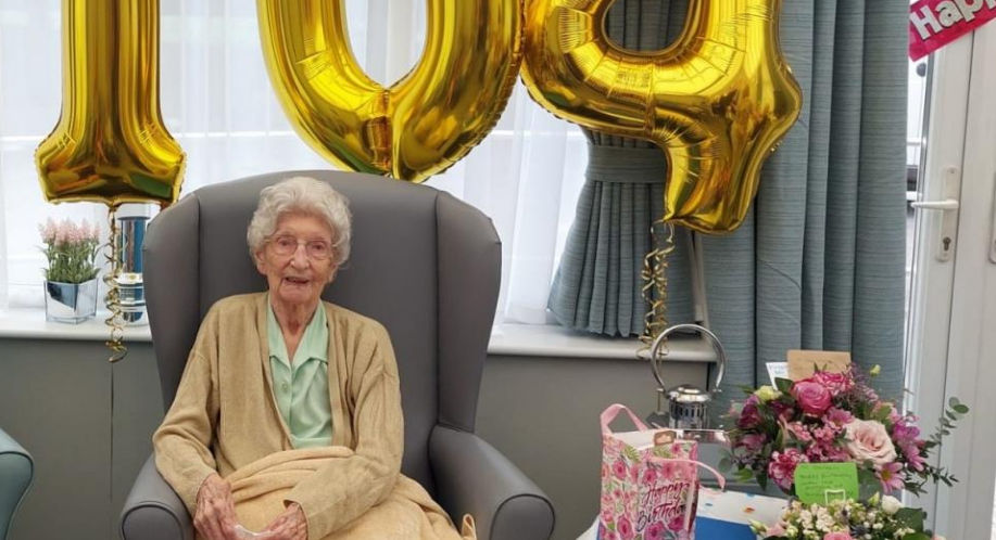 O femeie de 104 ani a dezvăluit că bea alcool în fiecare zi.