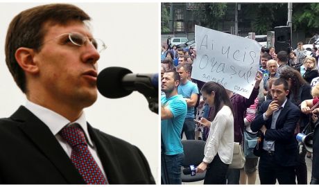 Protestatarii au venit cu pancarte şi au scandat „Ruşine!”, în timp ce primarul vorbea despre realizările dintr-un an şi scopurile sale.