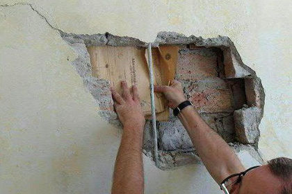 Документы были найдены во время ремонта квартиры в жилом доме.