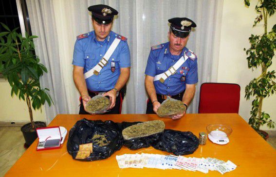Au fost descoperite aproape 3 kg de droguri. Traficanţii, reţinuţi. Foto: Gazeta Romaneasca