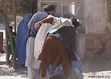 O femeie din Afganistan, acuzată că a dat foc unui exemplar dinl Coranul a fost omorâtă în bătaiede o mulțime furioasă. Foto: evz.ro