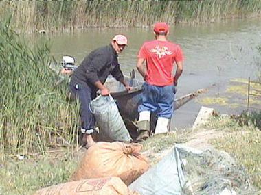 Pe malul lacului Cahul, poliţiştii de frontieră a aceluiaşi Sector au reţinut alţi doi moldoveni în timp ce pescuiau
