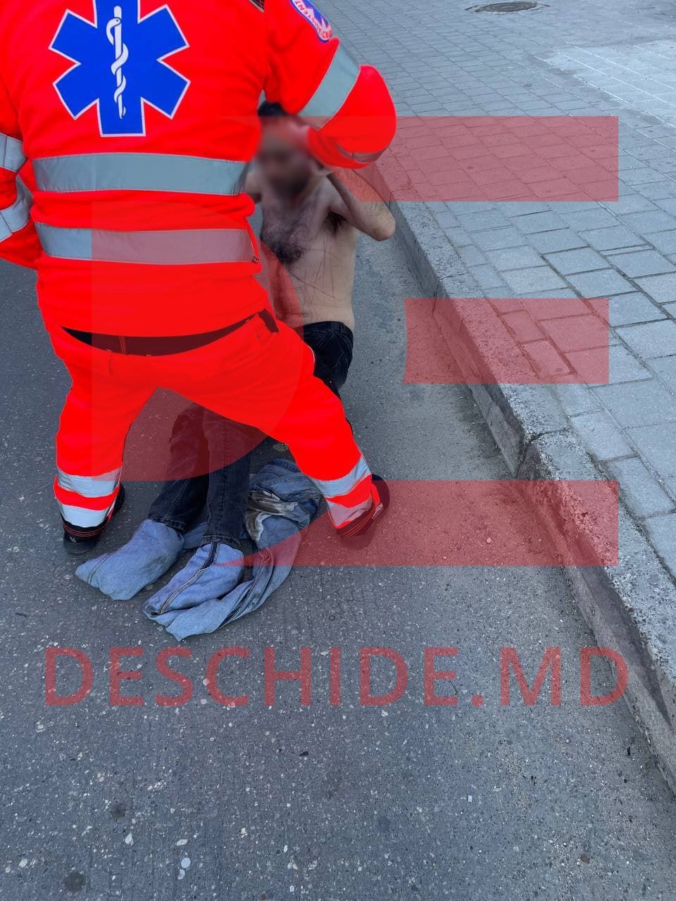 Перед зданием ГИП обнаружили полуголого и окровавленного мужчину.