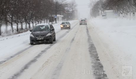 Din cauza zăpezii, pe unele drumuri s-a circulat cu dificultate. Foto: jurnal.md