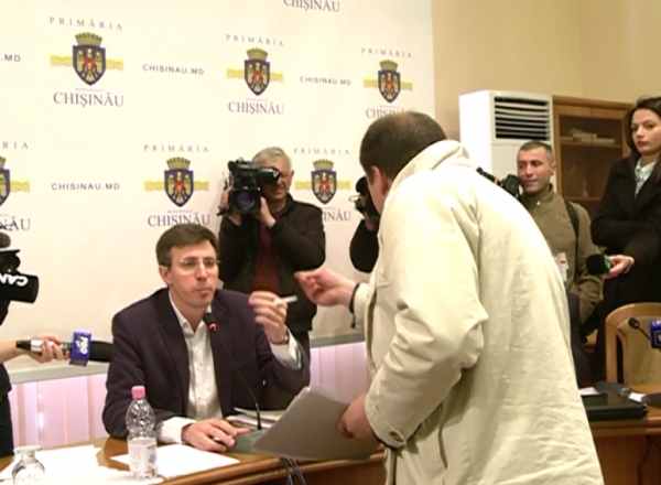 De serviciu la Primarie. Socialistii si simpatizantii lor au protestat astazi din nou fiid nemultumiti de constructia unei mansarde si a unui bloc de locuit.