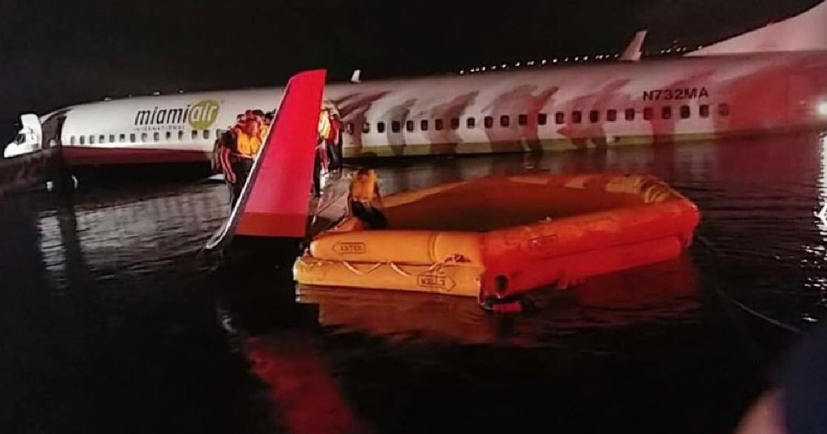 В США начали расследование инцидента с упавшим в реку Boeing 737.