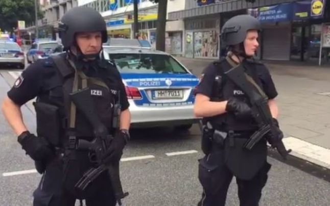 O persoană a murit într-un atac cu cuţitul comis pe stradă şi într-un supermarket din oraşul Hamburg