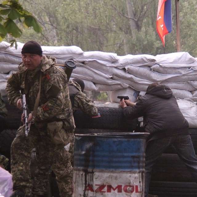 Местные жители блокируют десантников украинской армии на подступах к городу.