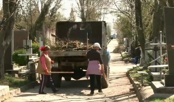 Работники муниципального предприятия Похоронные услуги говорят, что будут приводить в порядок территорию кладбища будут всю неделю. 