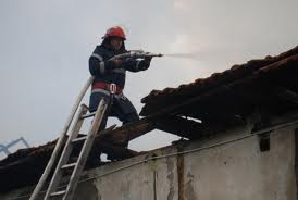 Două încăperi cu suprfaţa de 300m2, de pe strada Uzinelor au luat foc sâmbătă. Foto: dse.md