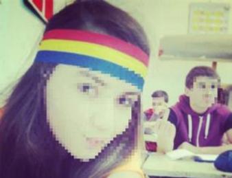 Cu două zile în urmă Sabina Elena, elevă în clasa a IX-a la un grup şcolar din Covasna, a fost amenințată cu moartea de către  colegi ca purta o panglică tricolor.