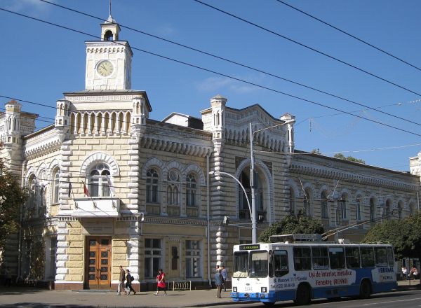 Terenuri si cladiri ale municipalitatii, date in locatiune sau vandute preferential, la un pret de nimic si fara licitatii.