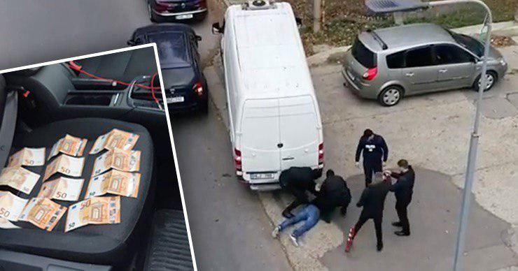Полицейские задержали мужчин, вымогавших у знакомого деньги.