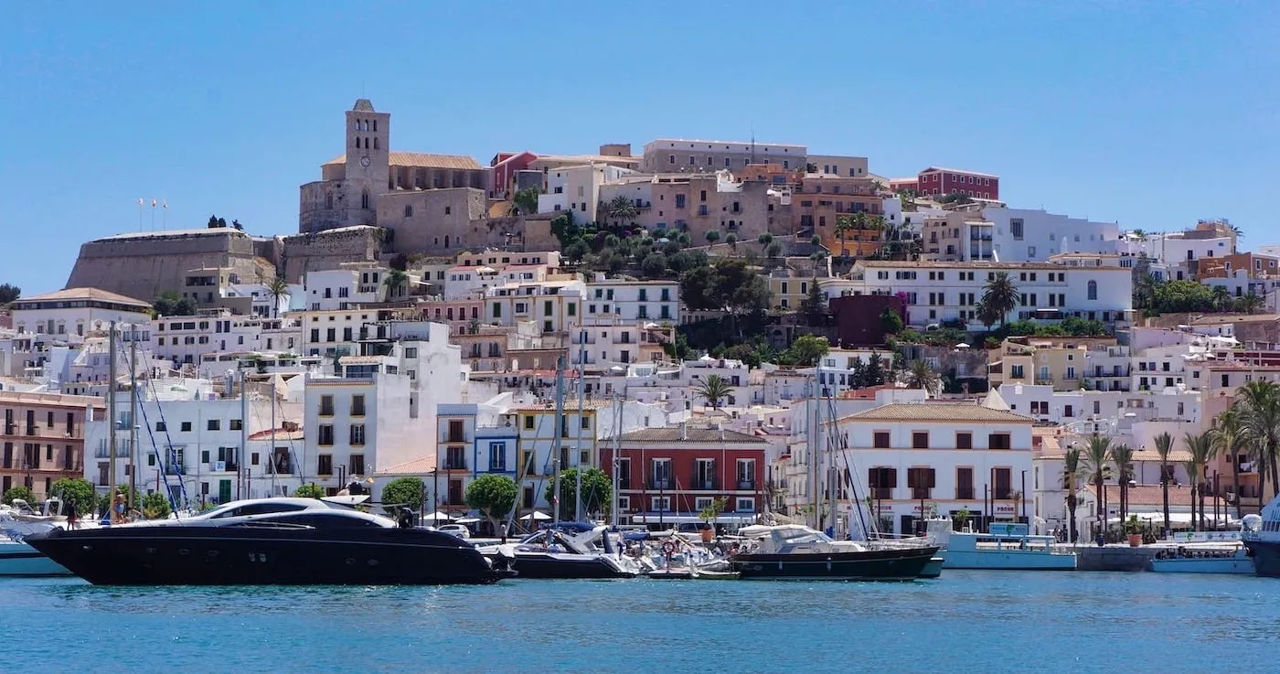 Ibiza restricționează numărul de turiști care ajung pe insulă cu mașina.