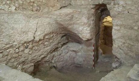 O structură modestă din piatră şi mortar amplasată la mijlocul pantei unui deal calcaros din oraşul Nazaret, Israel. Foto: jurnalul.ro