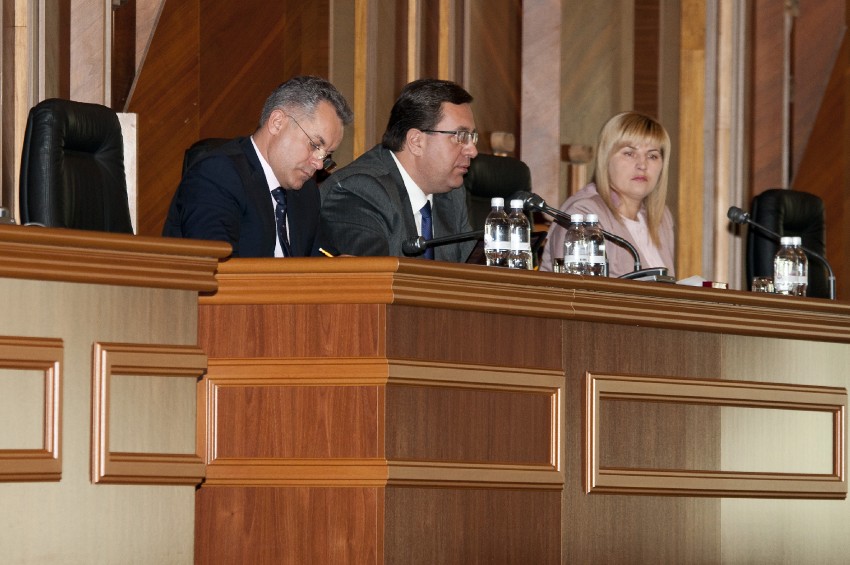 Ideea a venit după ce președintele PL, Mihai Ghimpu, a felicitat-o astăzi în cadrul ședinței în plen pe o jurnalistă.