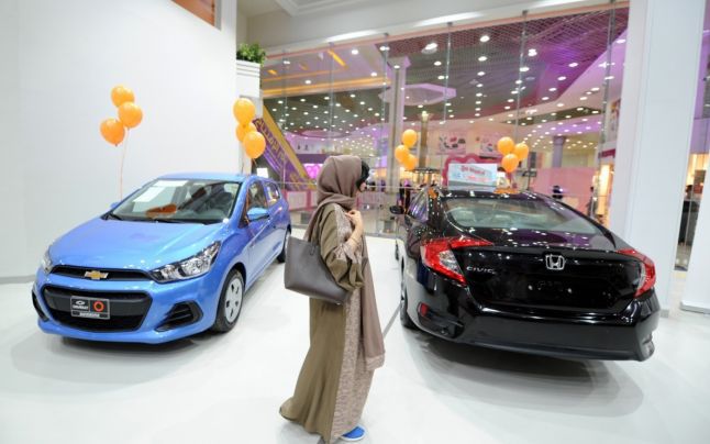 Primul salon auto dedicat exclusiv femeilor şi-a deschis porţile