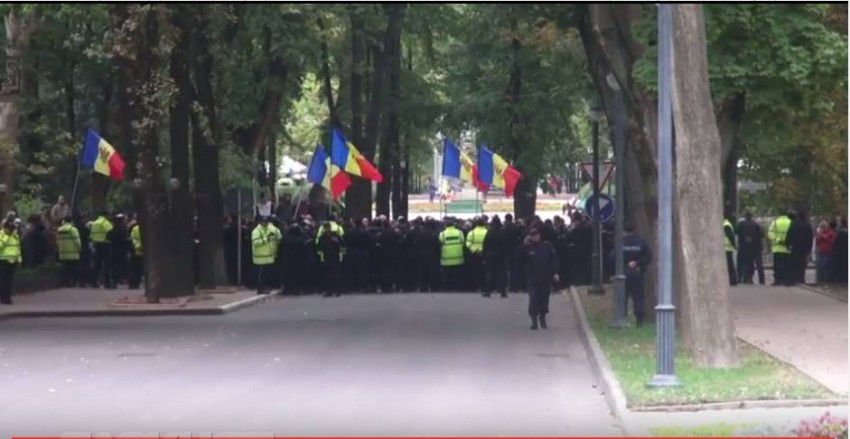 Выдвинутый протестующими ультиматум по отставке Тимофти истекает завтра.