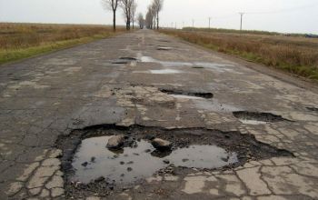 Potrivit datelor Biroului Naţional de Statistică lungimea drumurilor publice este de 9344 kilometri