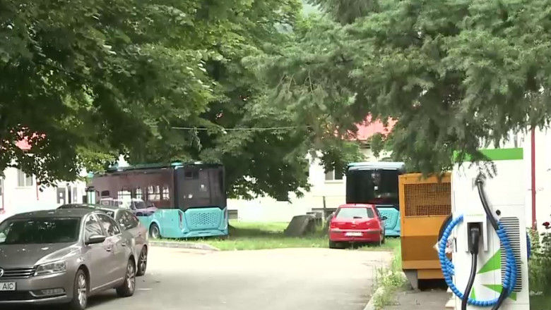 Мэрия в Румынии купила электробусы, но там нет дорог и зарядных станций.