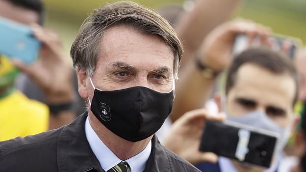 Президент Бразилии пригрозил выйти из ВОЗ за совет вернуть ограничения.