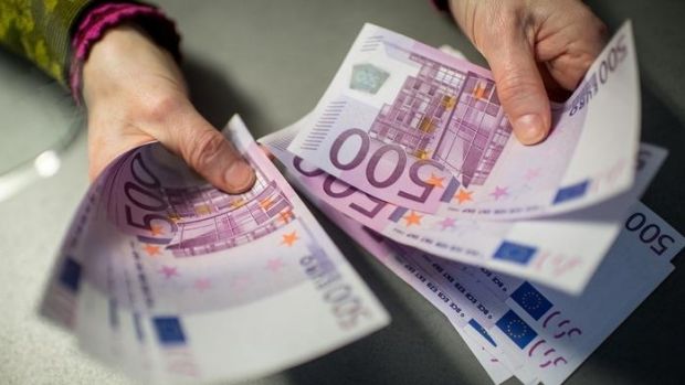 O moldoveancă căsătorită cu un italian de 80 de ani, s-a îmbogățit cu 200 000 de euro de la acesta, după care l-a părăsit. Foto: rtv.net