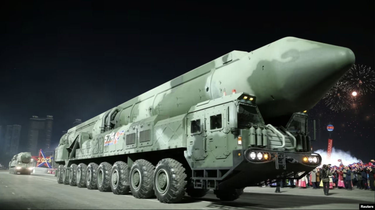Северная Корея продемонстрировала новейшие баллистические ракеты на параде.
