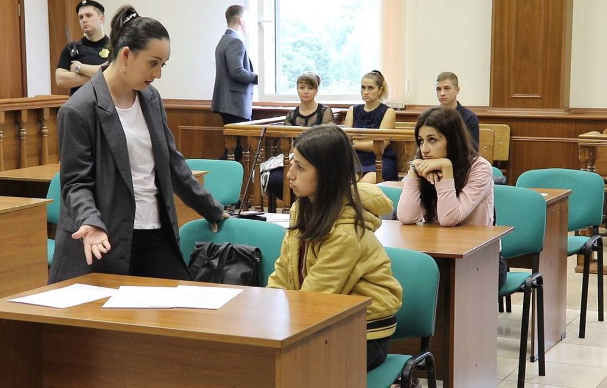 Суд продлил меру пресечения сестрам Хачатурян.