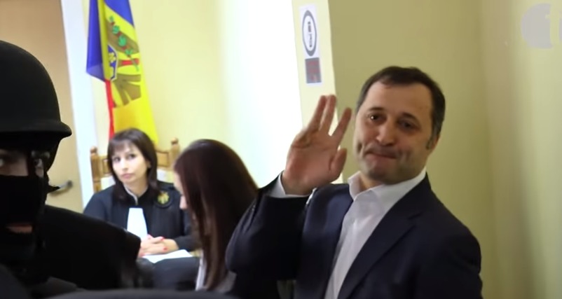 Rudele lui Vlad Filat recunosc printr-un mesaj publicat pe pagina de Facebook a acestuia că i-au asigurat fostului premier condiții decente în penitenciar.